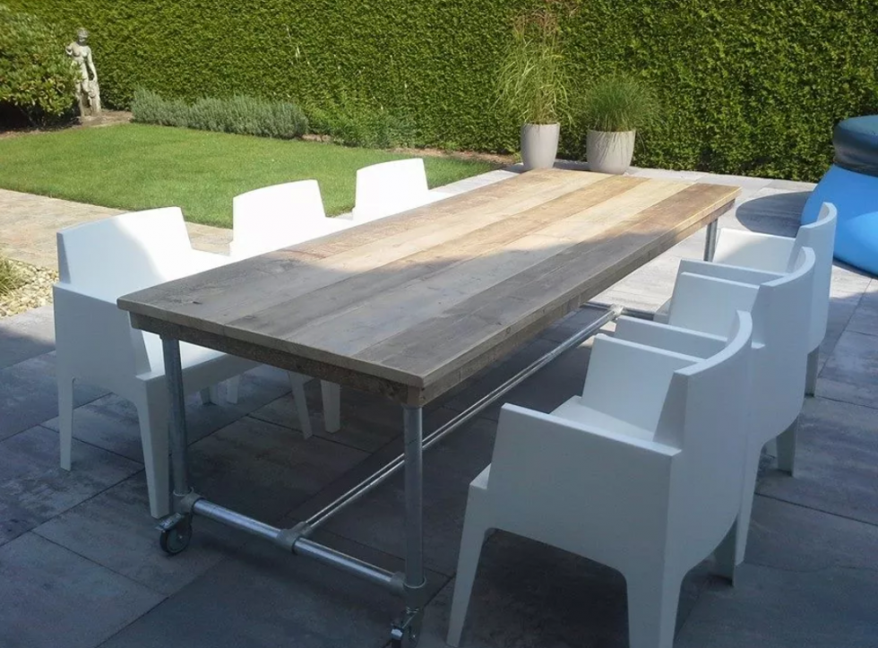 Steigerhouten tuintafel met steigerbuizen frame